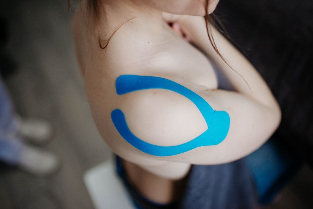 Kinesiotaping ramena - aplikacija kineziološke trake