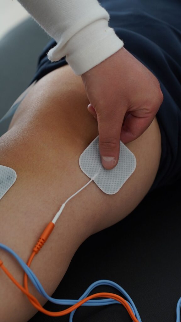 Elektroterapija – TENS elektrode na kolenu